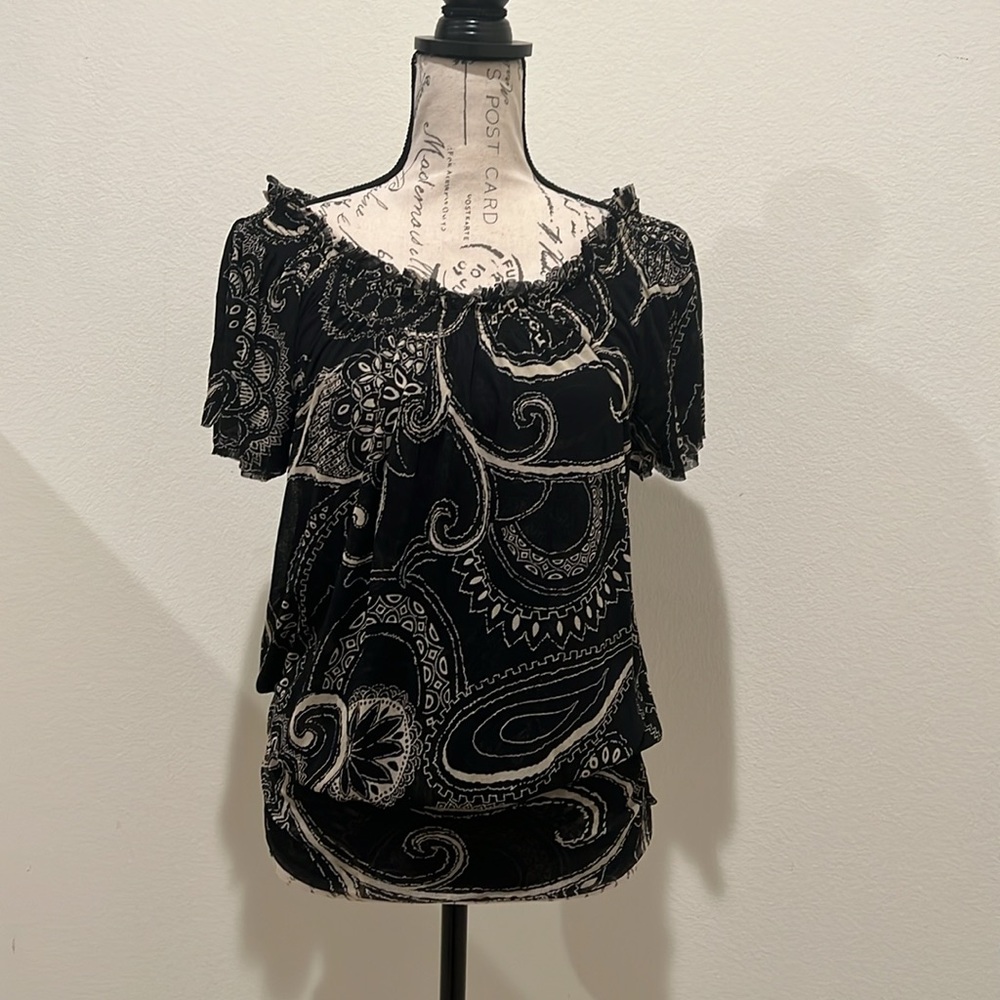 NWOT Express Abstract black/ivory blouse SIZE Medium - Picture 2 of 7
